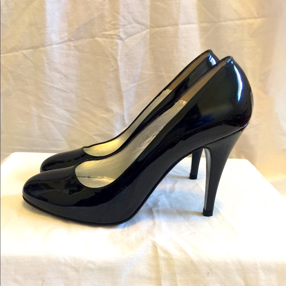 Black patent leather pumps size 7